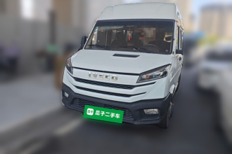 依维柯得意 2023款 2.5T A35M1短轴中顶双胎侧拉门5-9座