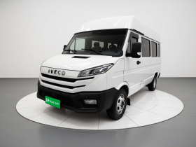 依维柯得意 2023款 2.5T A37M1长轴中顶双胎侧拉门5-9座