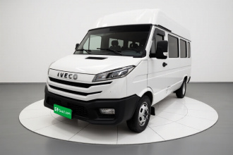 依维柯得意 2023款 2.5T A37M1长轴中顶双胎侧拉门5-9座