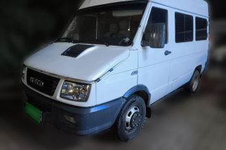 依维柯得意 2021款 2.5T A35 M1客车5-9座短轴中顶双胎侧拉门