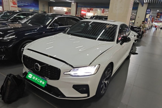 沃尔沃S60 2025款 B5 智雅运动版