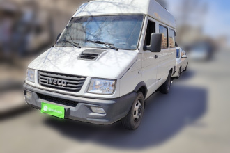 依维柯得意 2021款 2.5T A35 M1客车5-9座短轴中顶双胎手动门