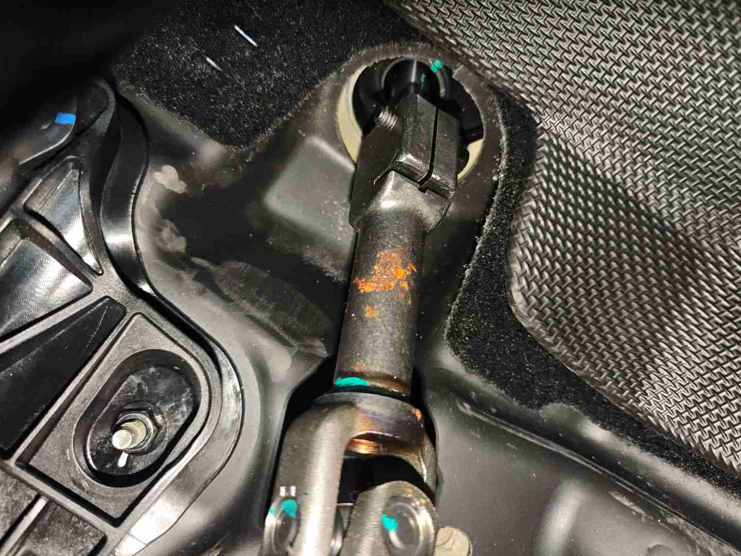 转向柱轻微锈渍实拍