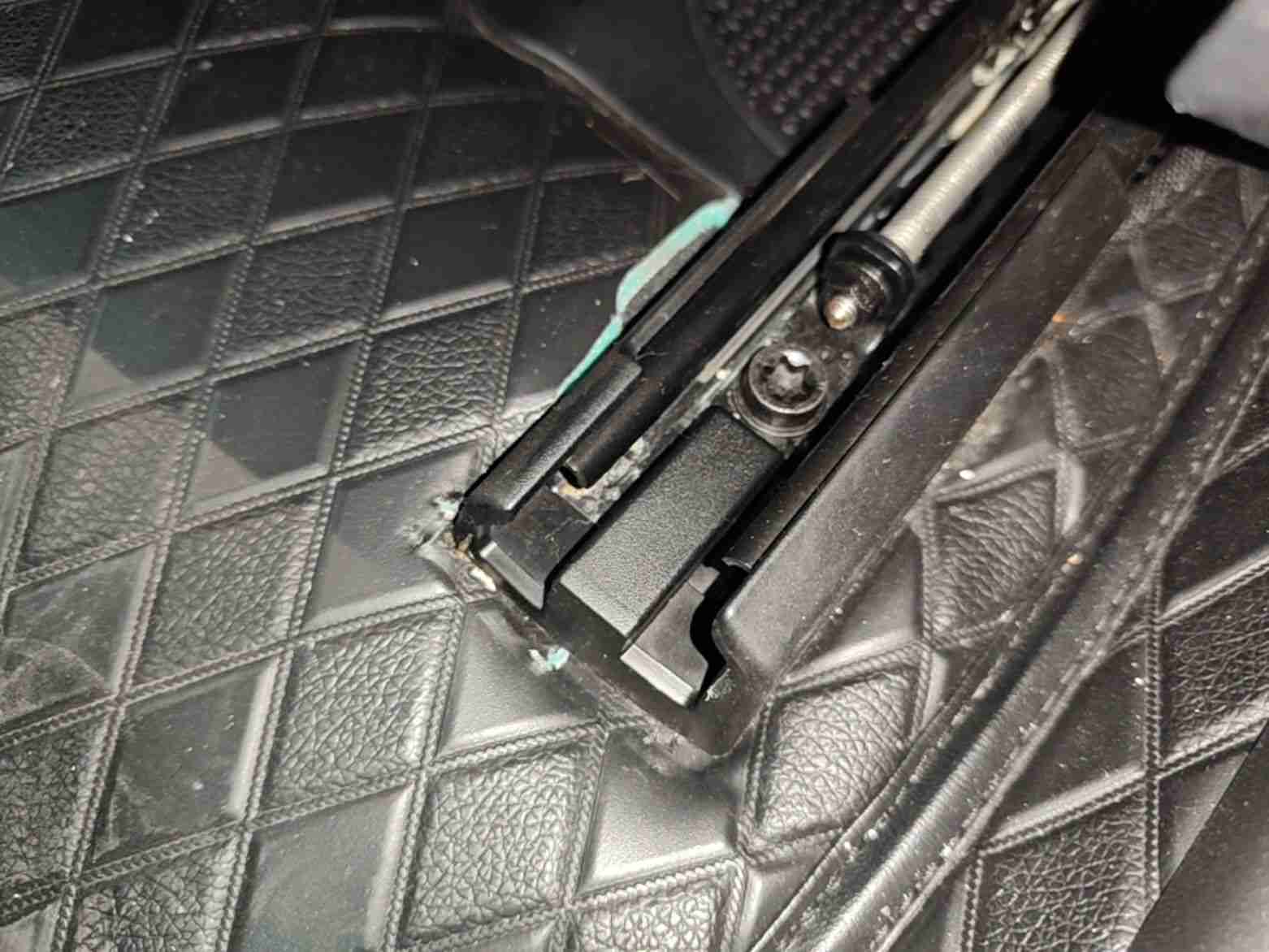 左前座椅滑轨拆卸痕迹实拍