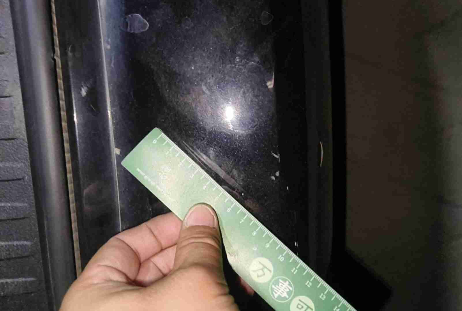 后保险杠漆面损伤实拍