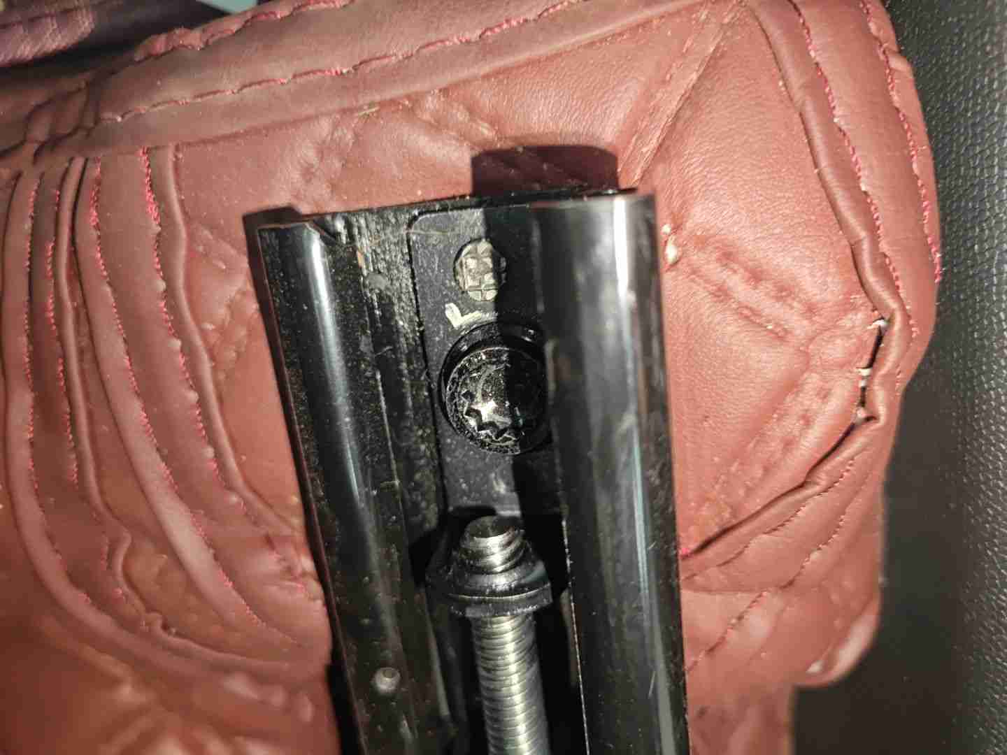 右前座椅滑轨拆卸痕迹实拍
