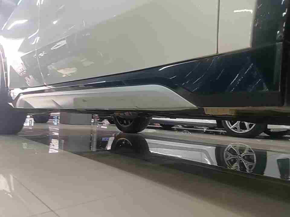 右侧底边梁塑料饰板剐蹭实拍