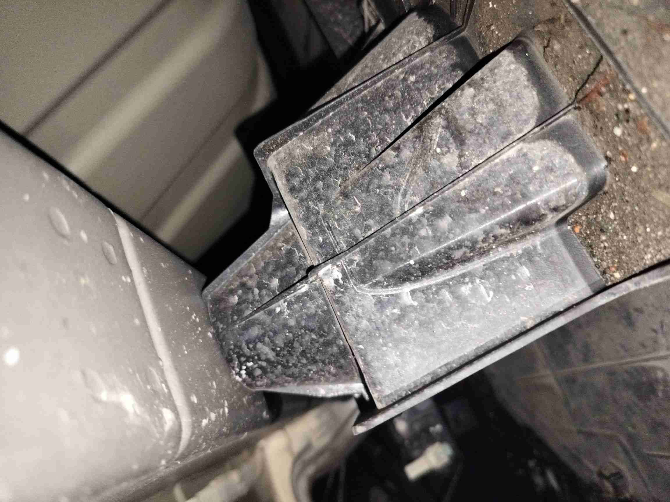后防撞梁更换部位连接点实拍