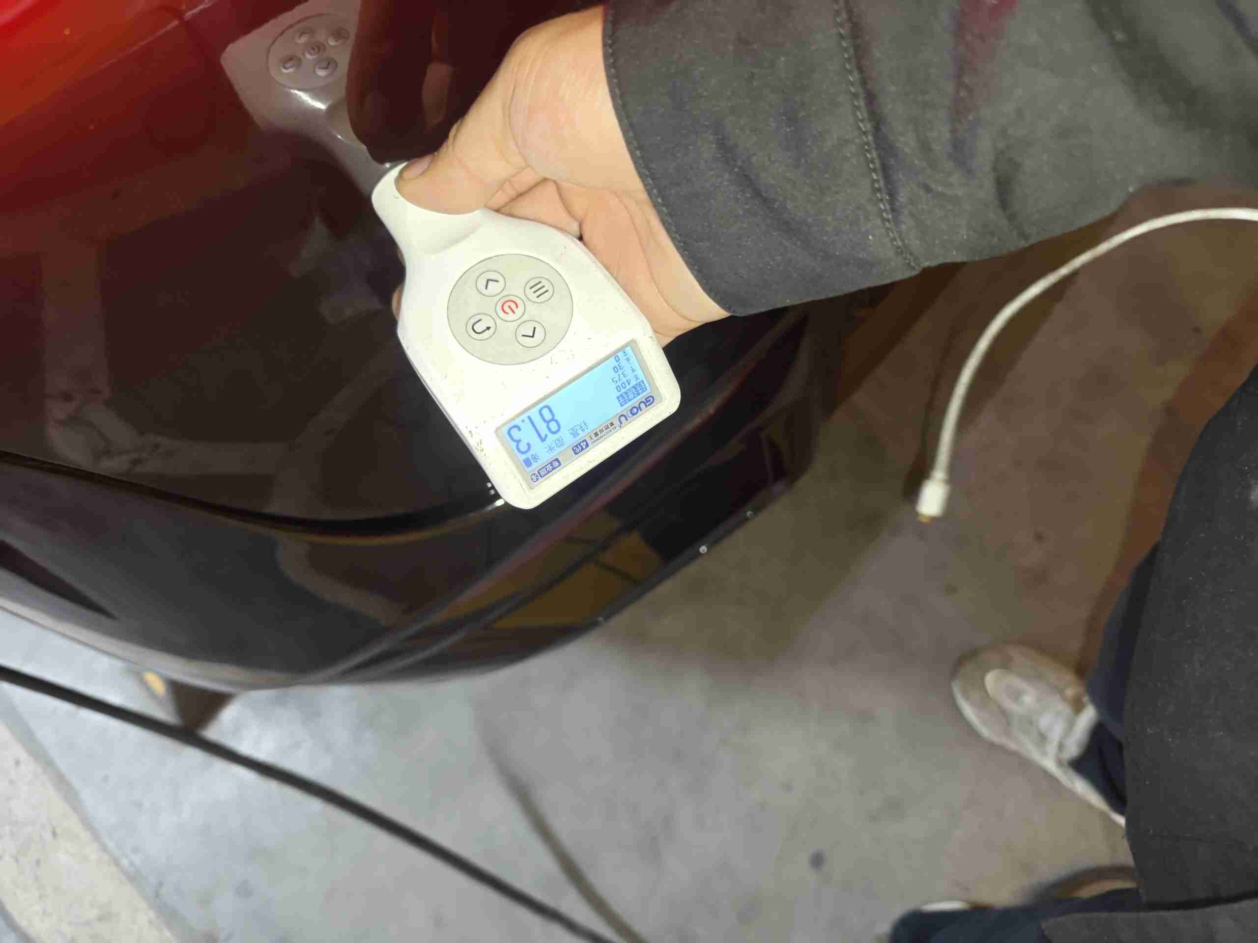 后备箱盖喷漆修复痕迹