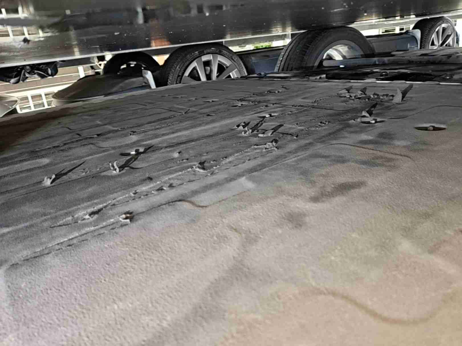 动力电池箱底护板剐蹭痕迹