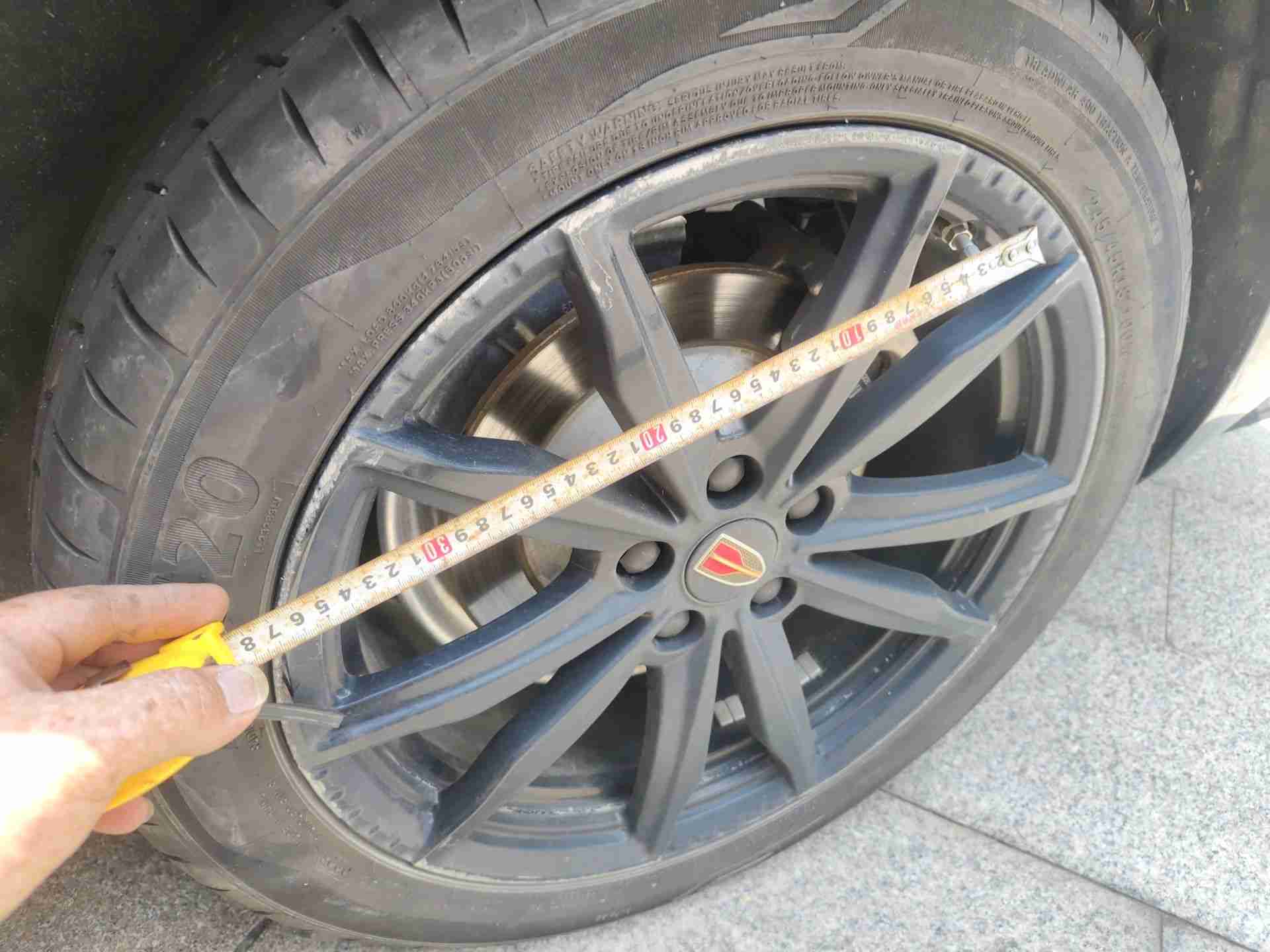 车辆左后轮毂外观