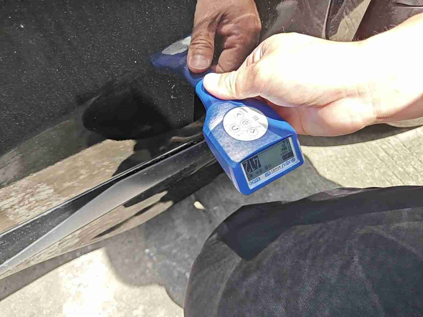 左后车门钣金修复痕迹实拍