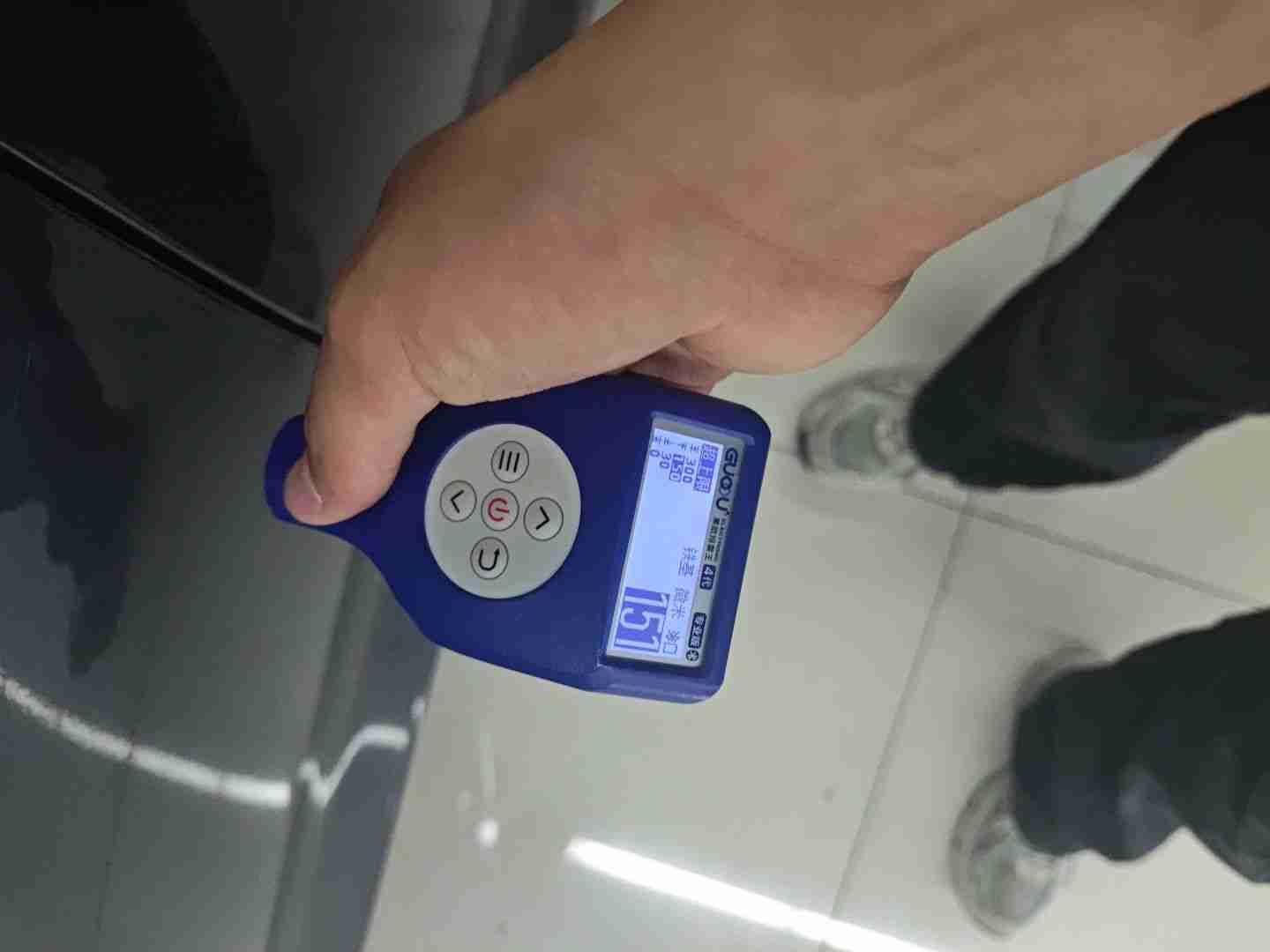 左前门喷漆修复部位实拍