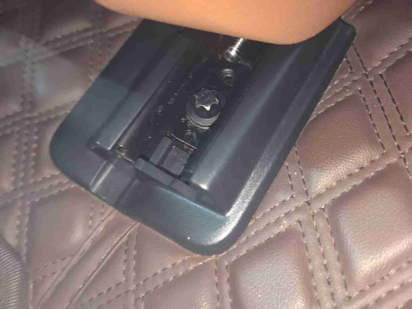 左前座椅滑轨拆卸痕迹实拍