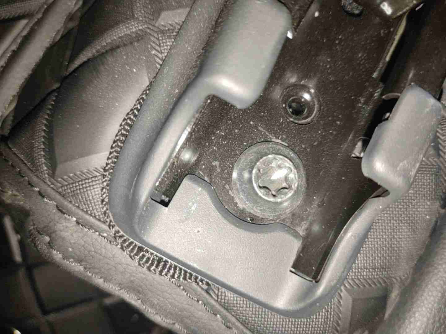 左前座椅滑轨拆卸痕迹实拍