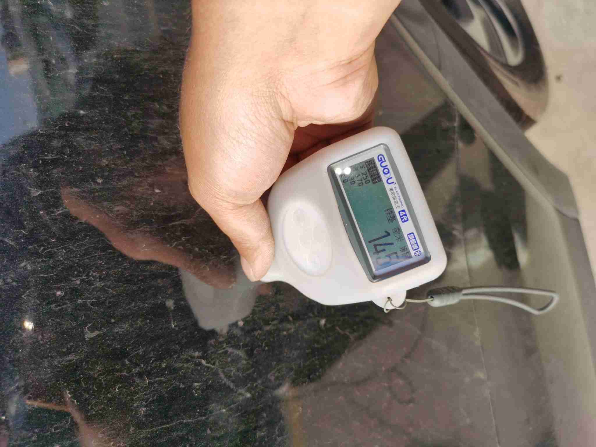 右后翼子板喷漆修复痕迹实拍