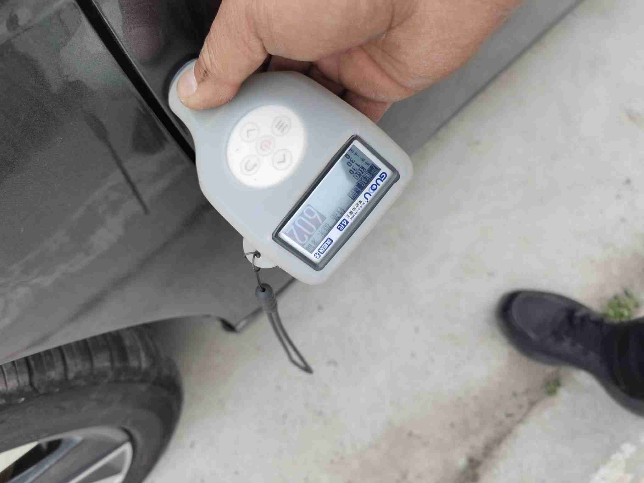左侧前门钣金修复痕迹实拍