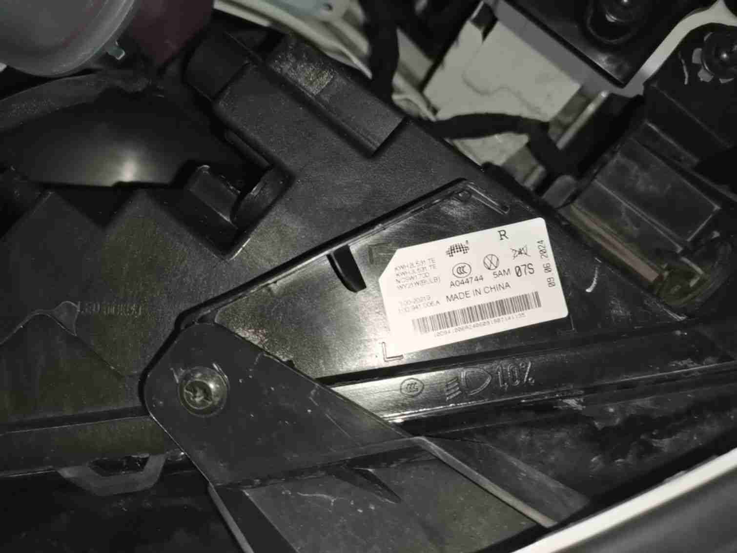 右前大灯维修痕迹实拍