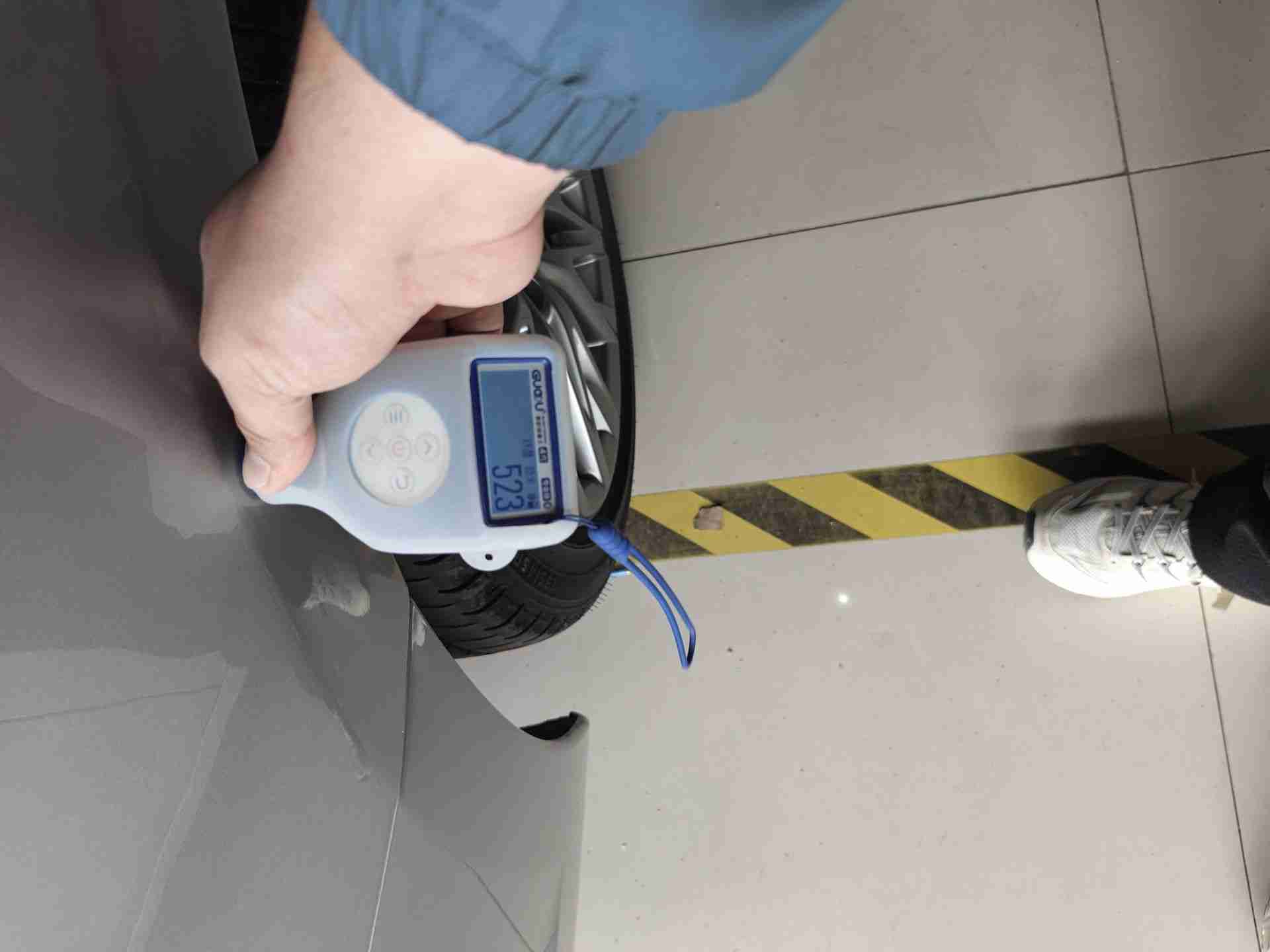 右后翼子板钣金修复痕迹实拍