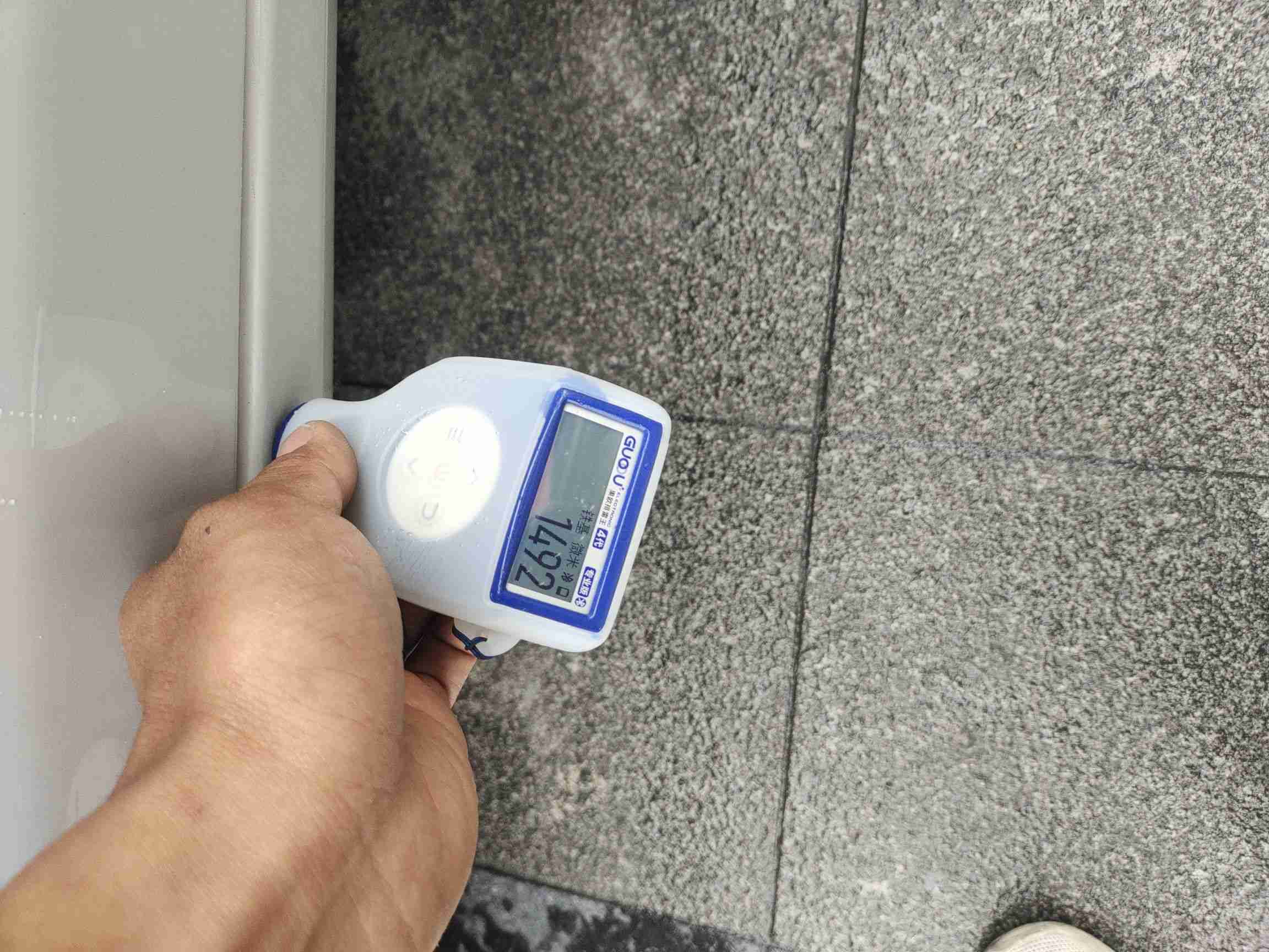 右侧底边梁钣金修复痕迹实拍