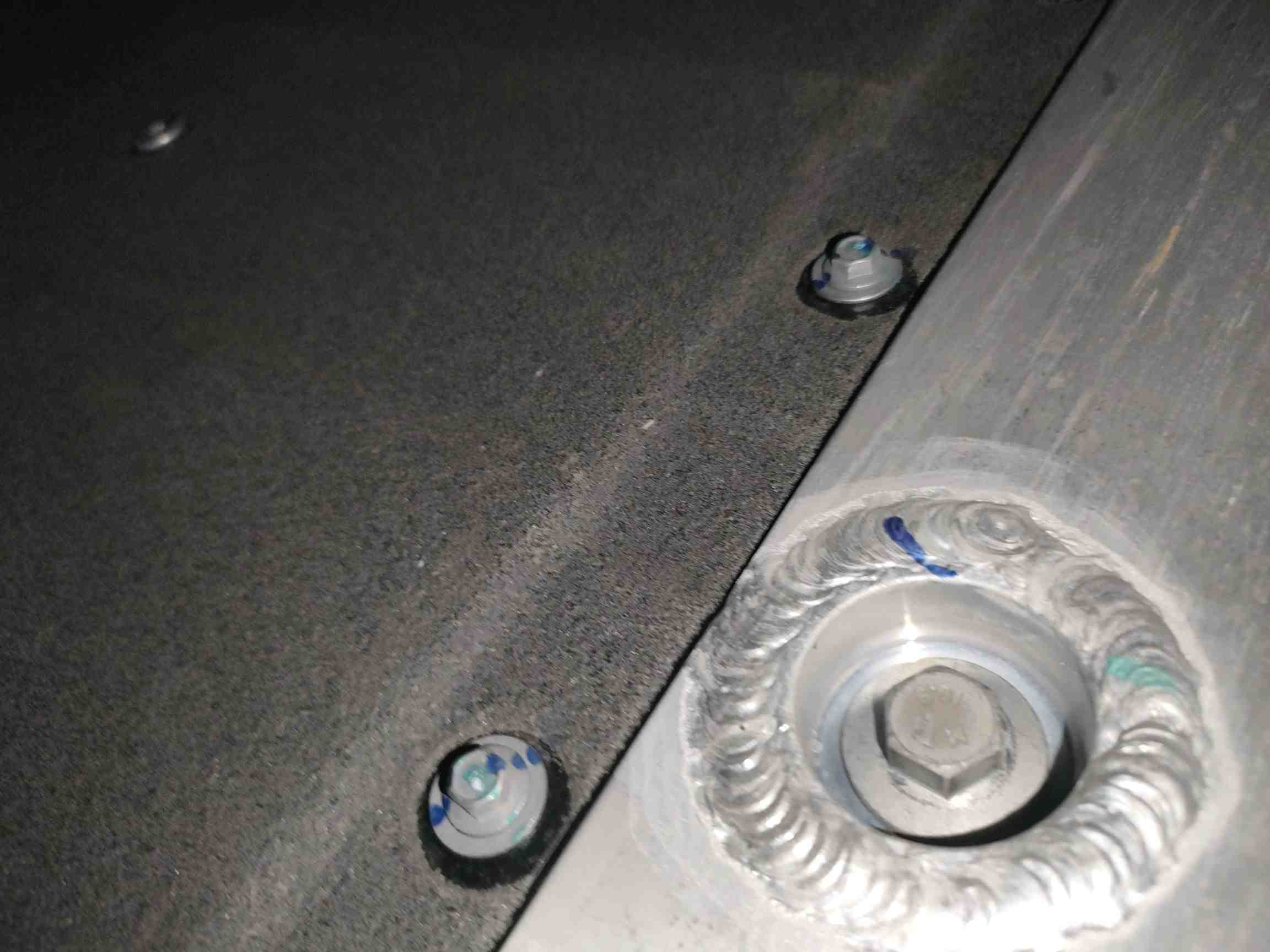 动力电池箱挂载点拆卸痕迹检测实拍
