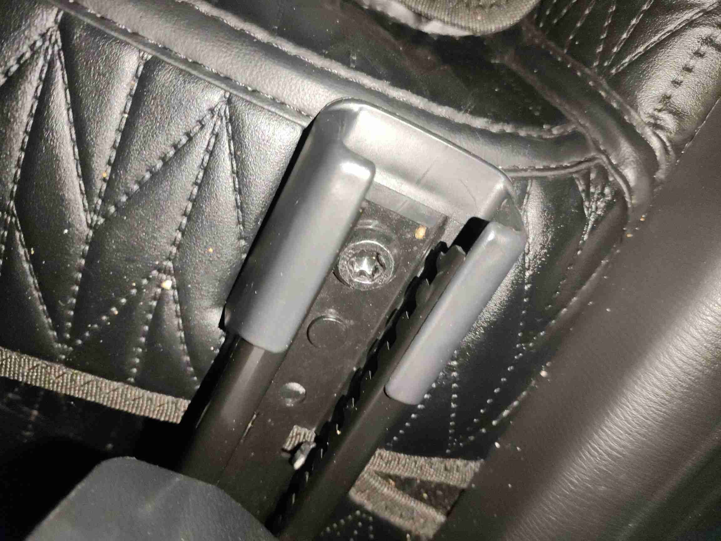 右前座椅滑轨拆卸痕迹实拍