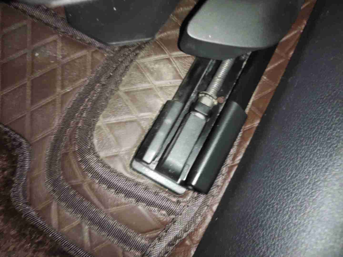 左前座椅滑轨拆卸痕迹实拍