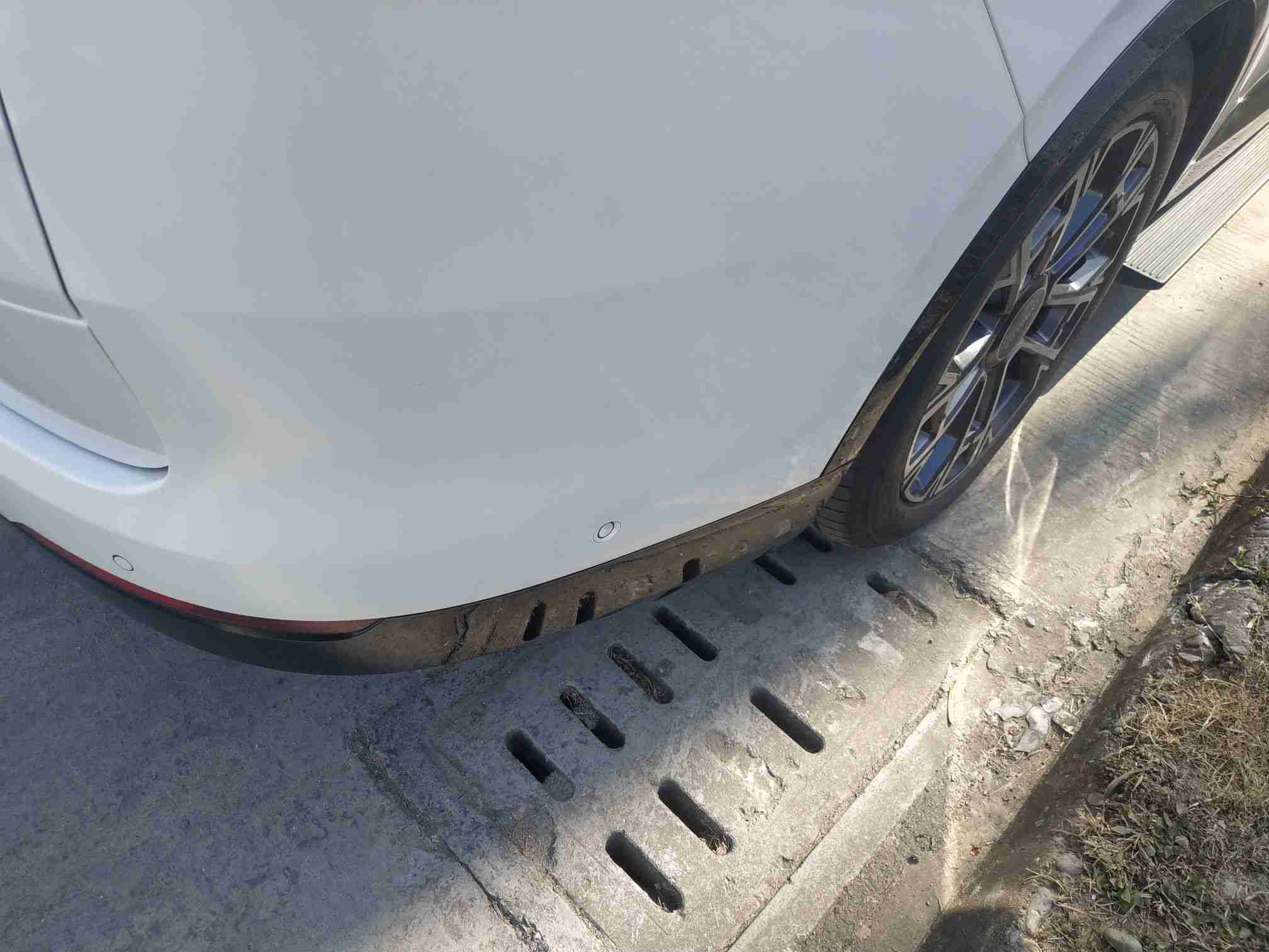 后保险杠拆卸痕迹实拍