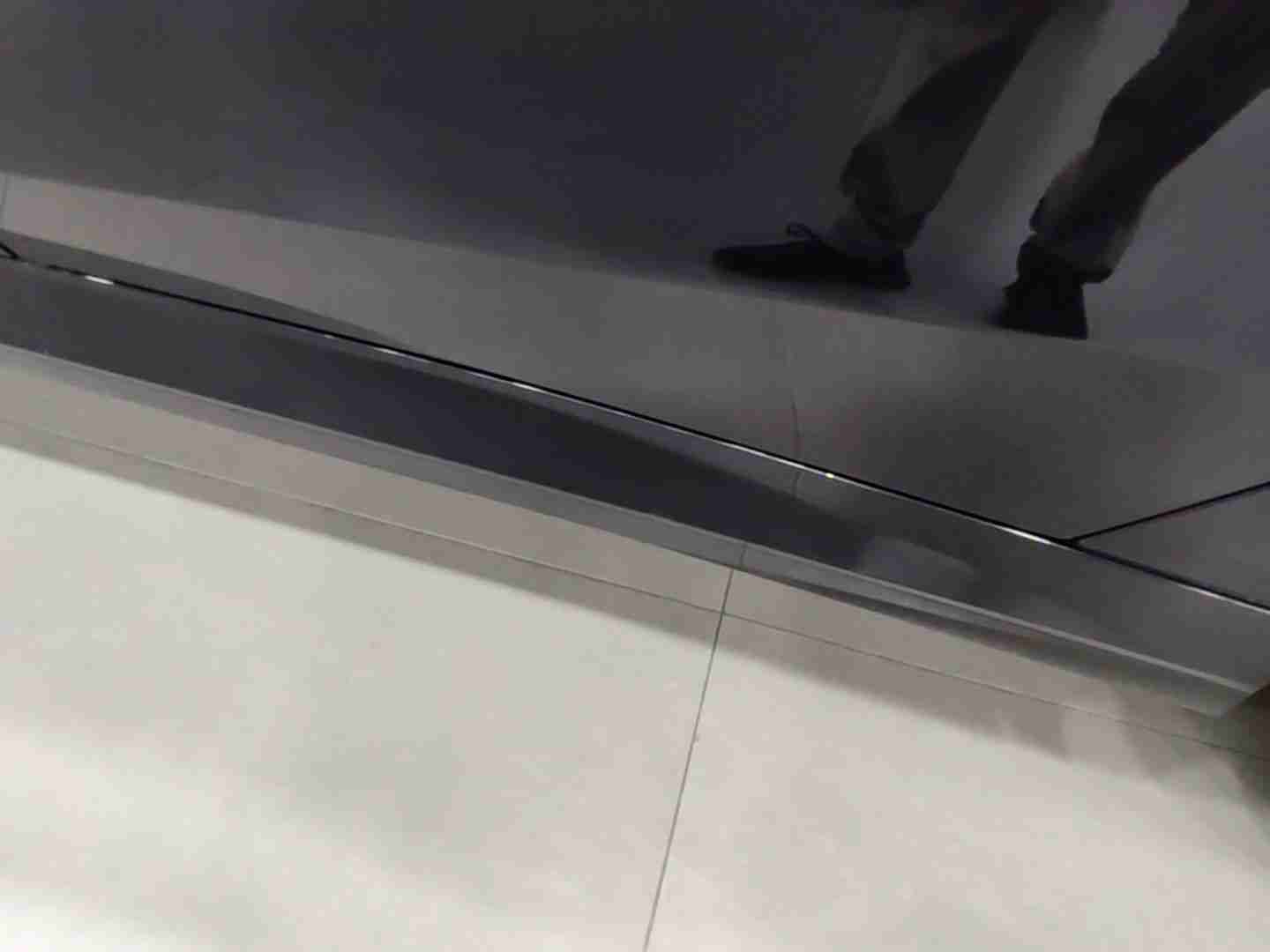 左侧底边梁塑料饰板拆卸痕迹实拍