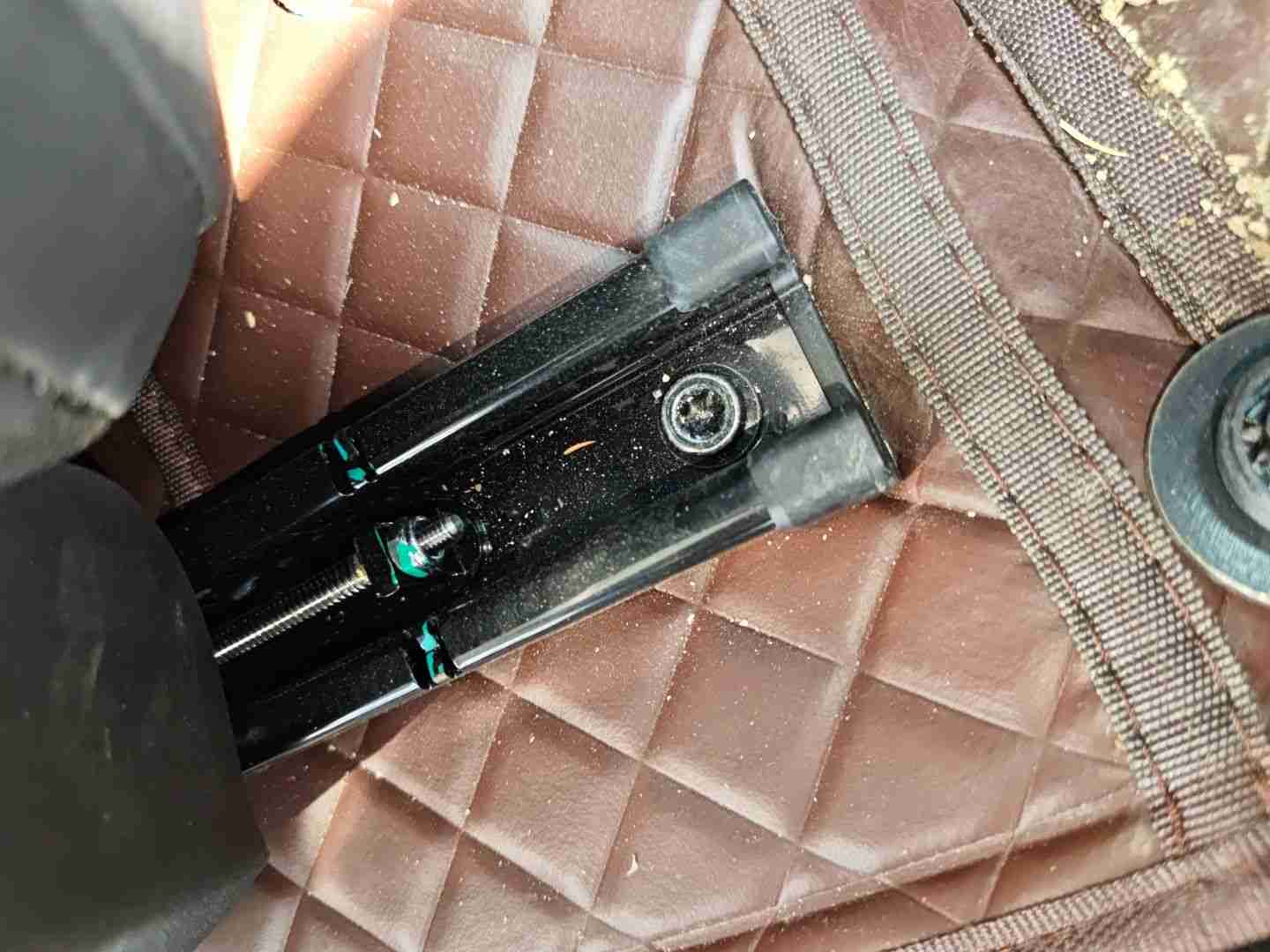 右前座椅滑轨拆卸痕迹实拍