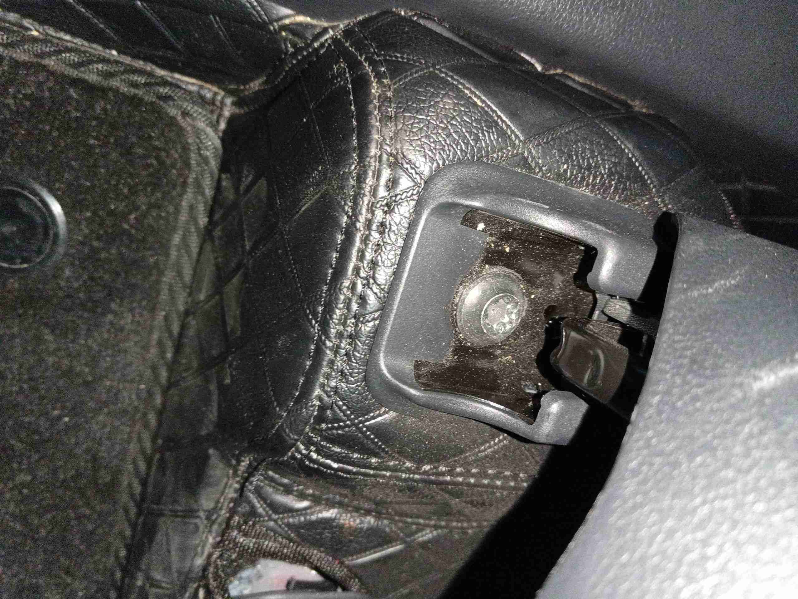 右前座椅滑轨拆卸痕迹实拍