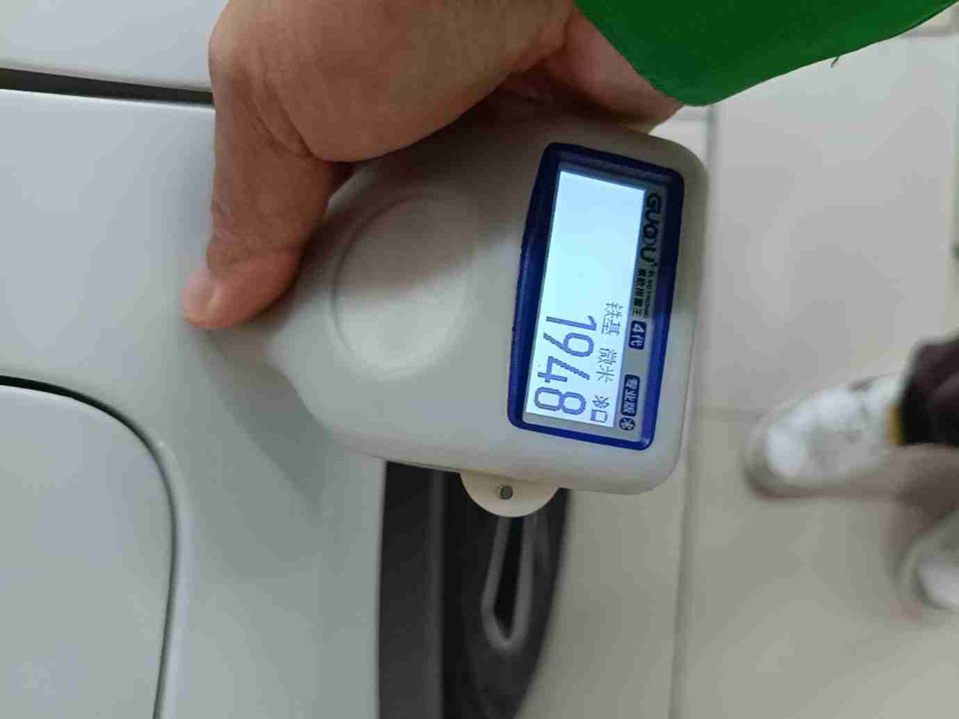 右后翼子板钣金修复痕迹实拍