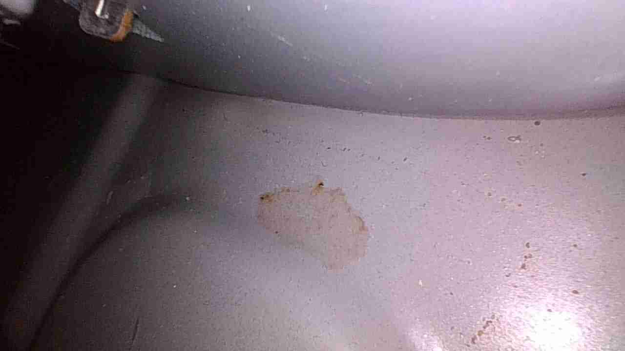 右侧门槛梁内侧空腔遗留水渍痕迹实拍