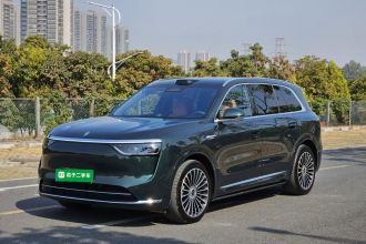 鸿蒙智行 问界M8 2025款 增程 Ultra版 53.4kWh 6座版