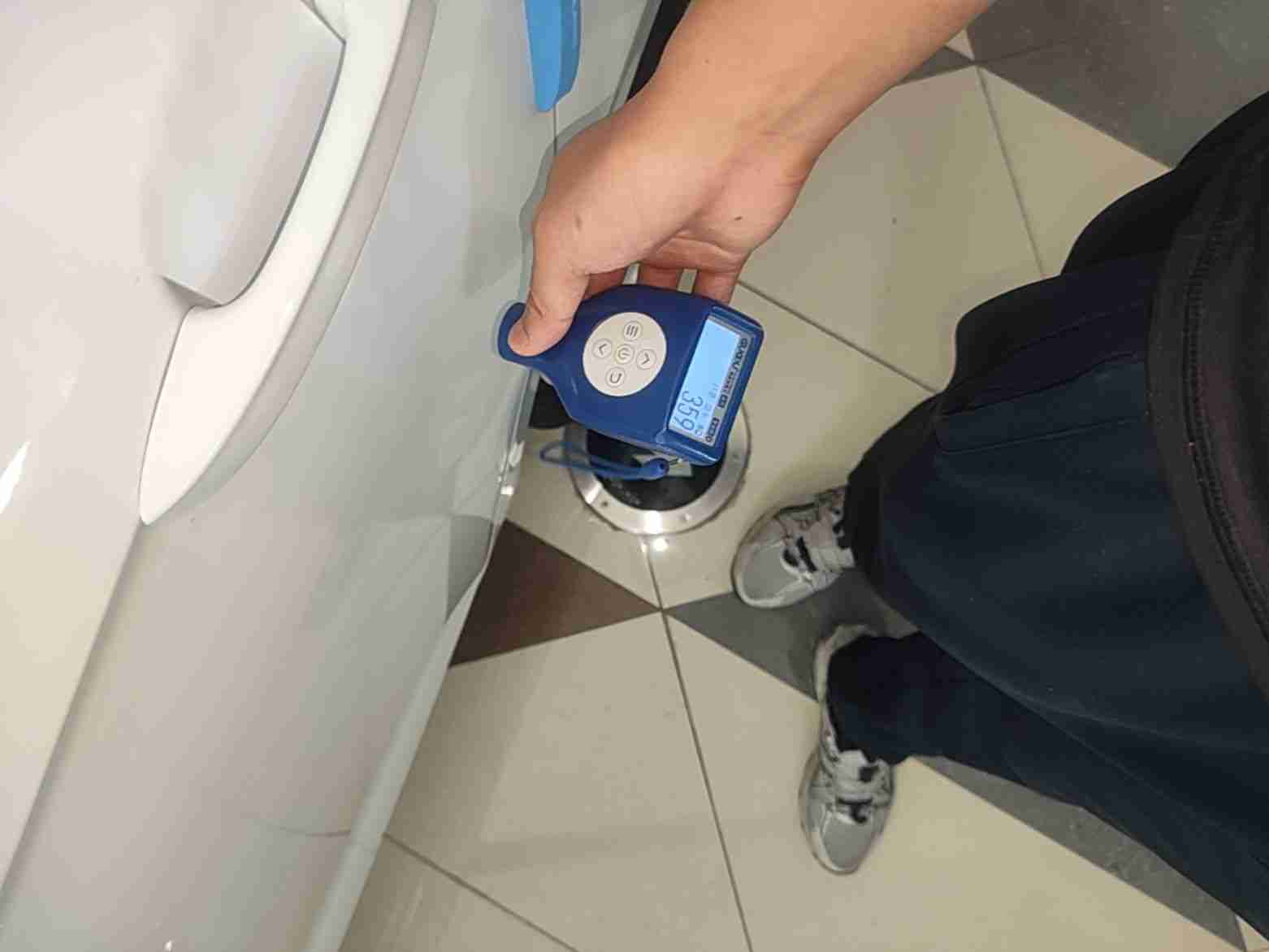 左侧后门钣金修复痕迹实拍