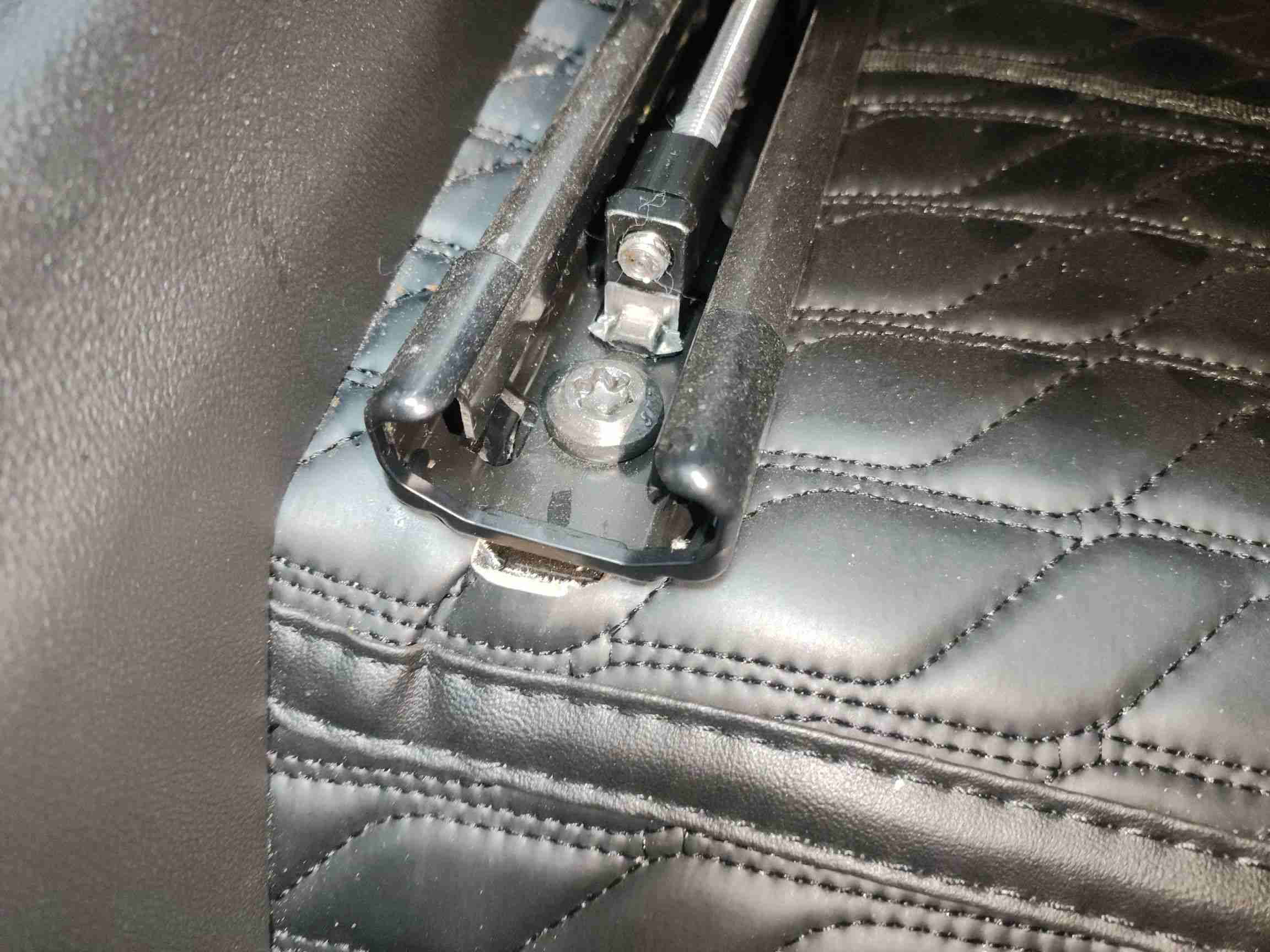 左前座椅滑轨螺丝拆卸痕迹实拍