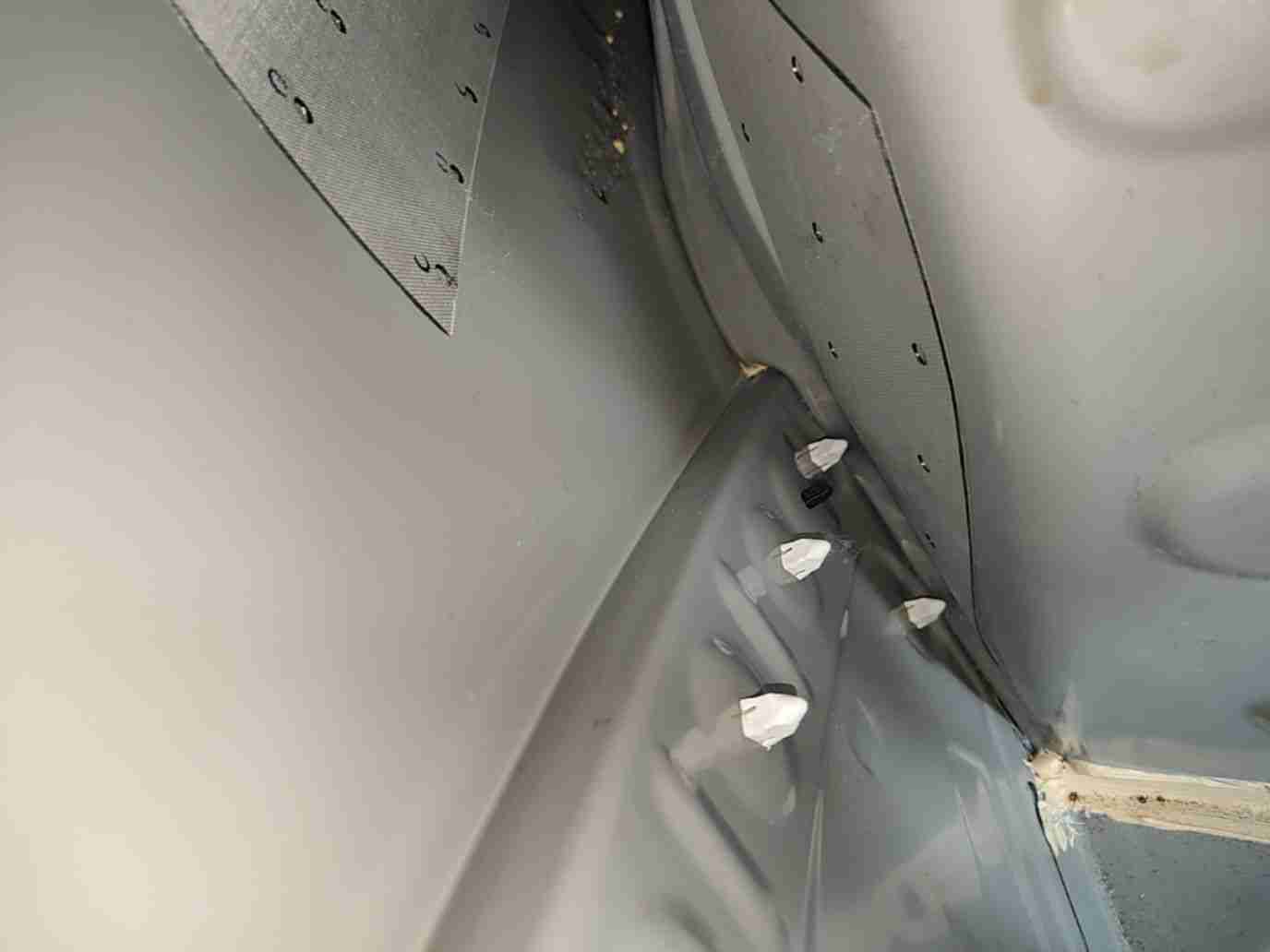 左后翼子板内骨架轻微变形实拍
