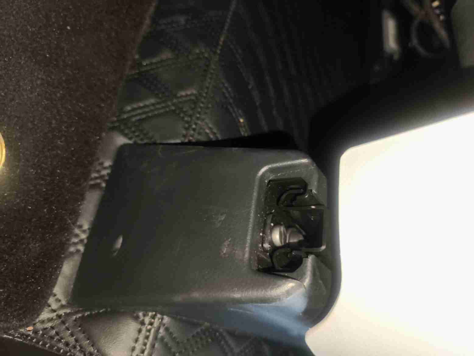 左前座椅滑轨螺丝拆卸痕迹实拍