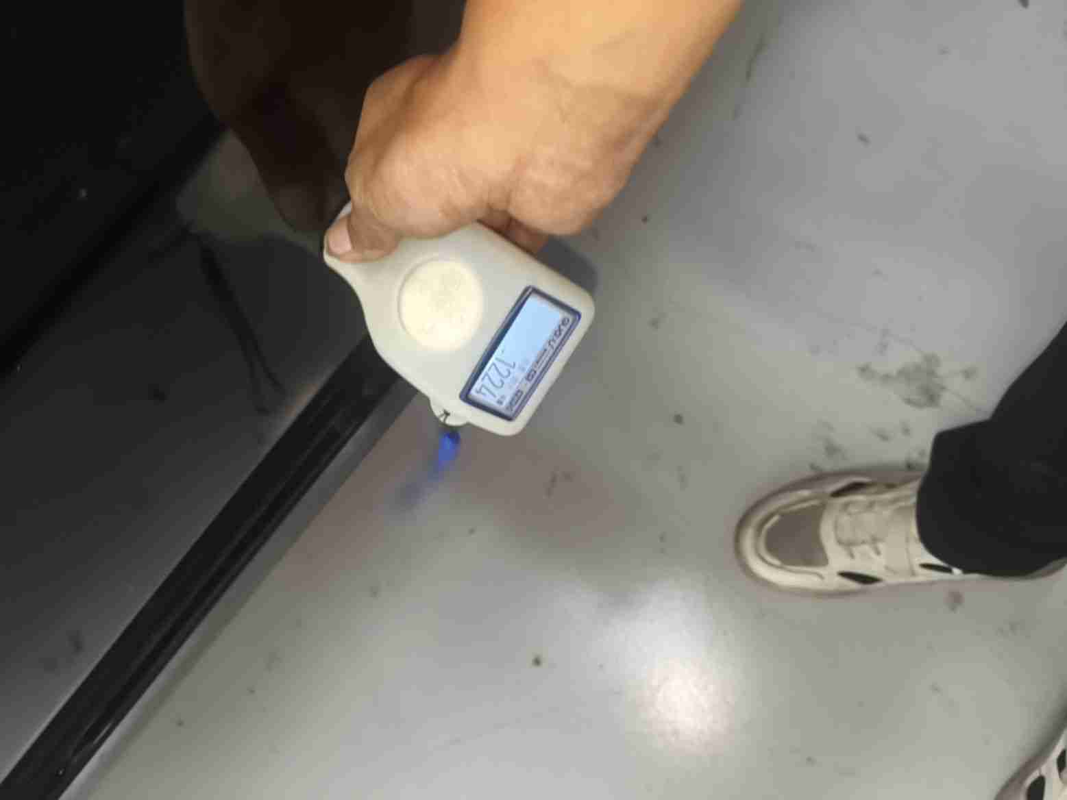 左前门钣金修复痕迹实拍