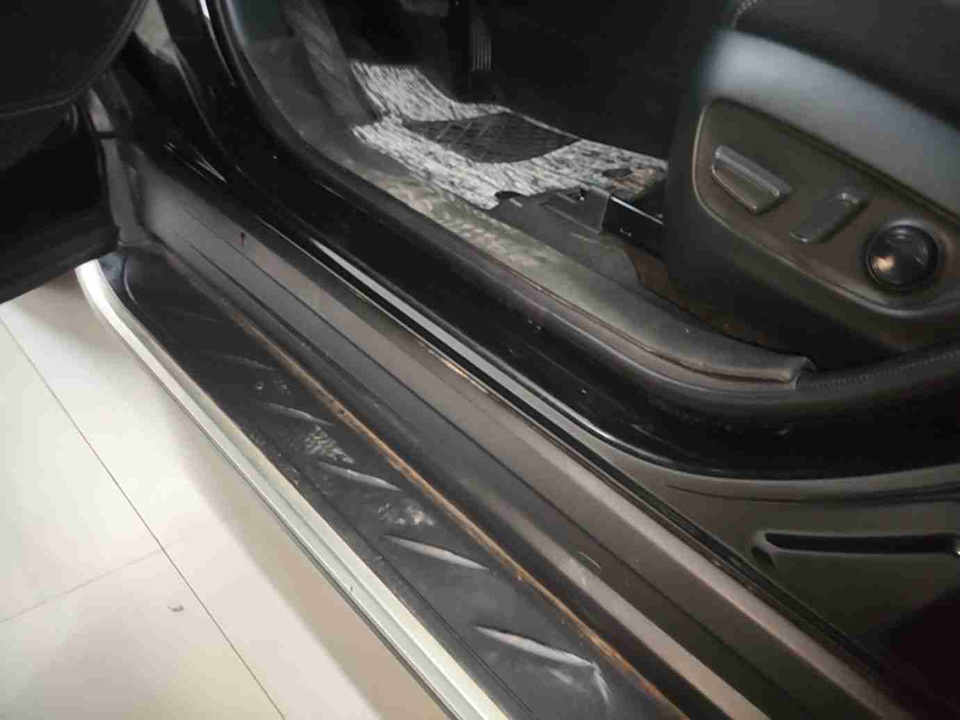 左侧门槛梁轻微变形实拍
