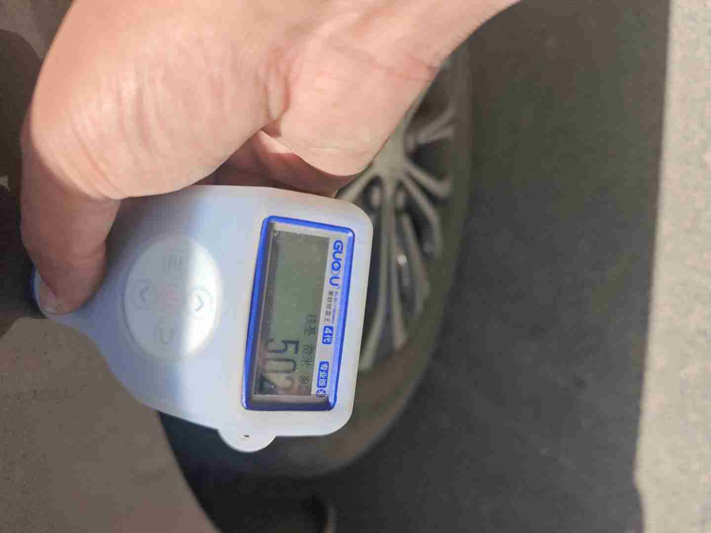 左后翼子板钣金喷漆痕迹实拍