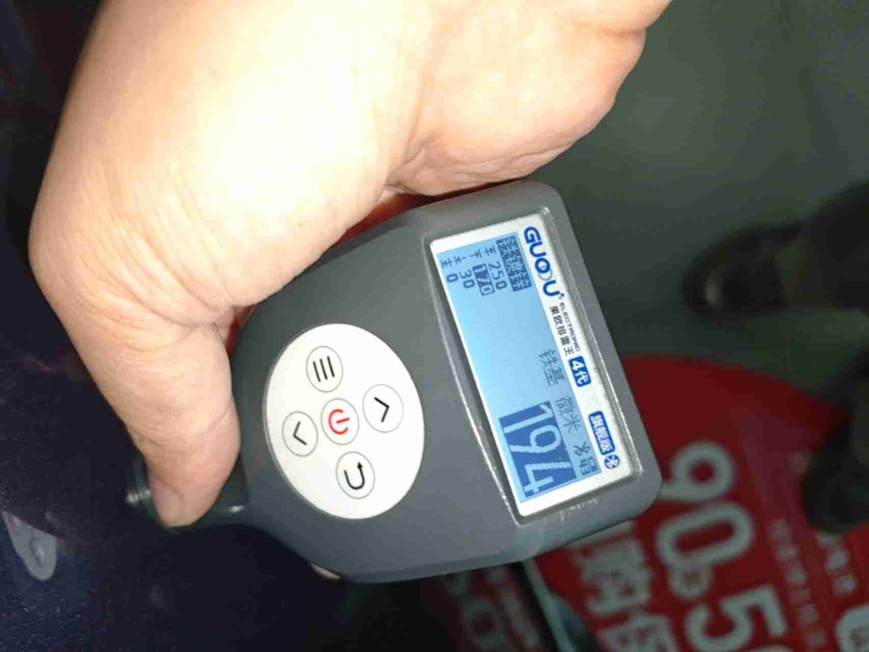 左侧后门喷漆修复部位实拍