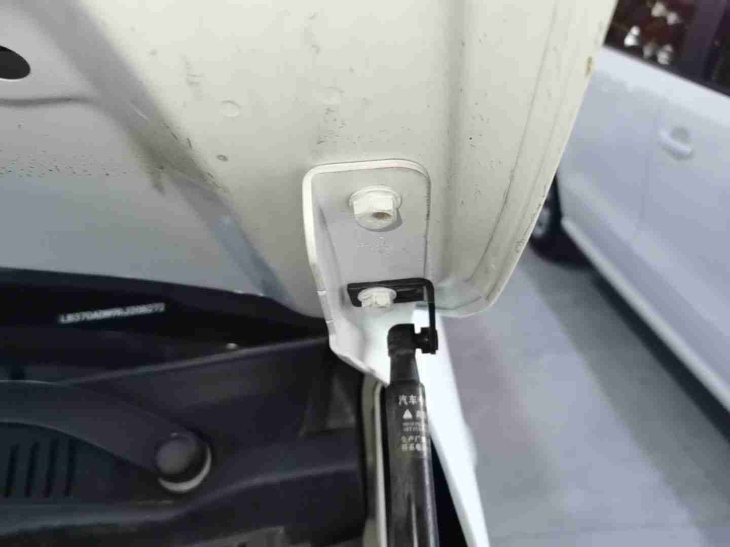 左机舱盖铰链拆卸痕迹实拍