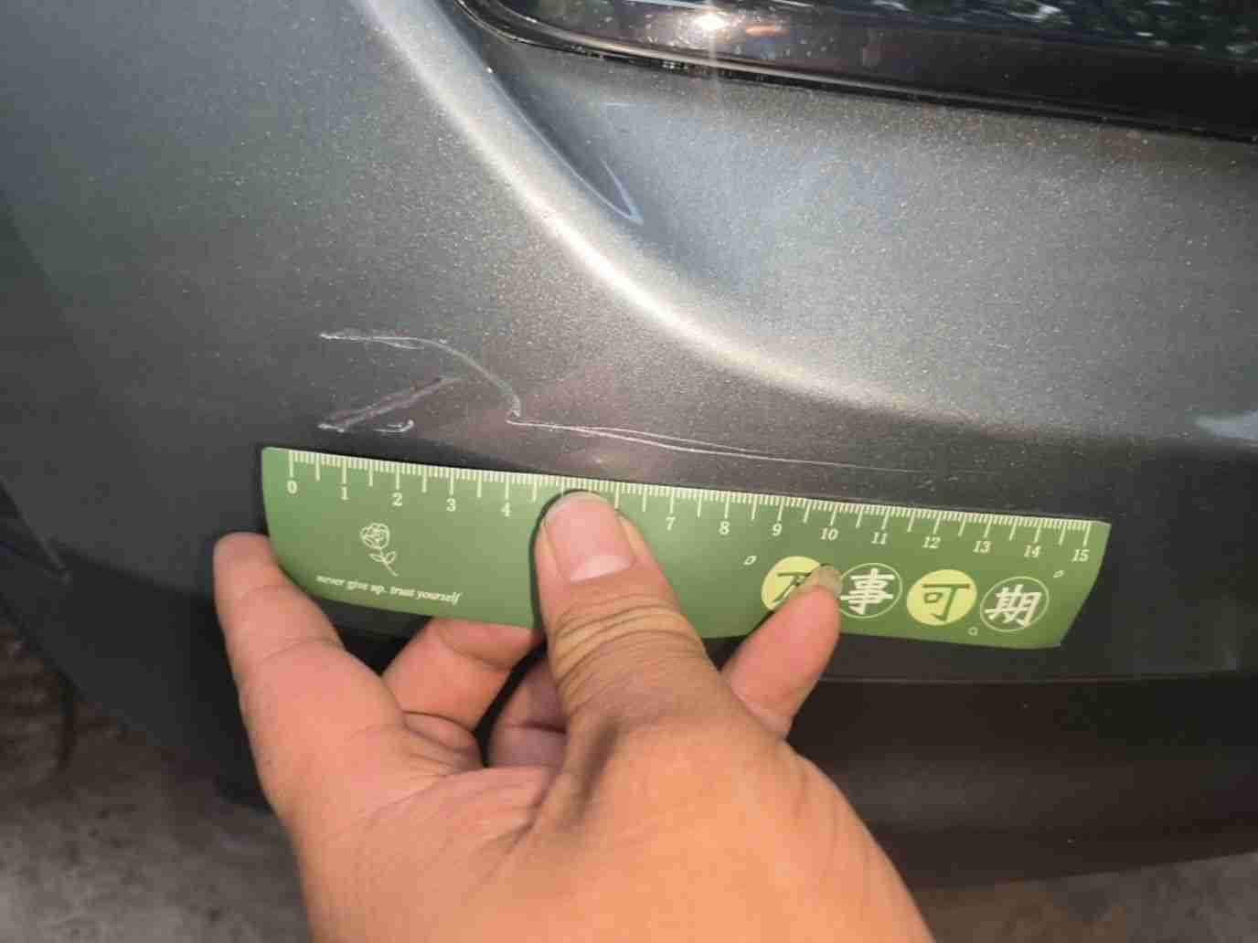 前保险杠漆面损伤特写