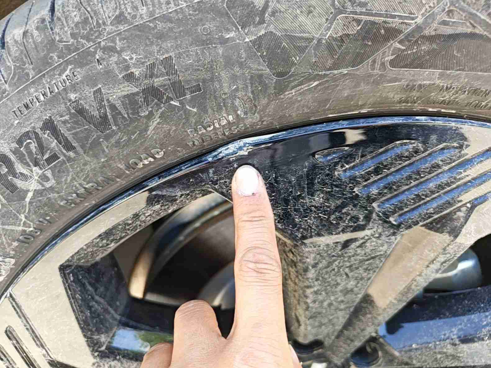 左后轮毂表面损伤实拍