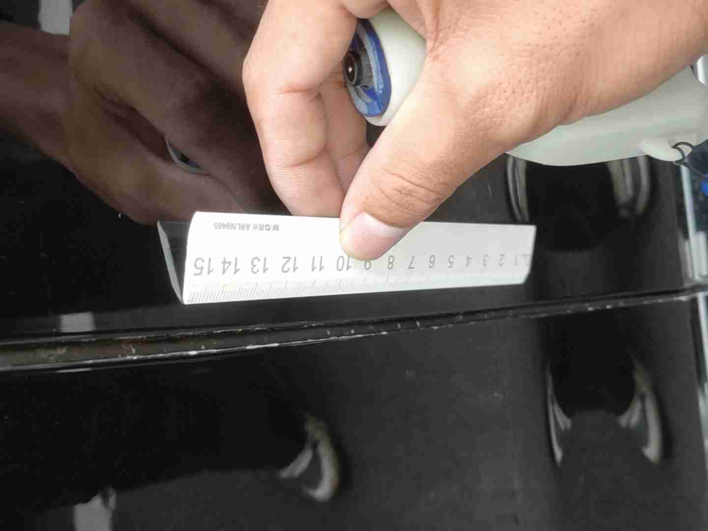 左侧前门漆面损伤漏底漆实拍