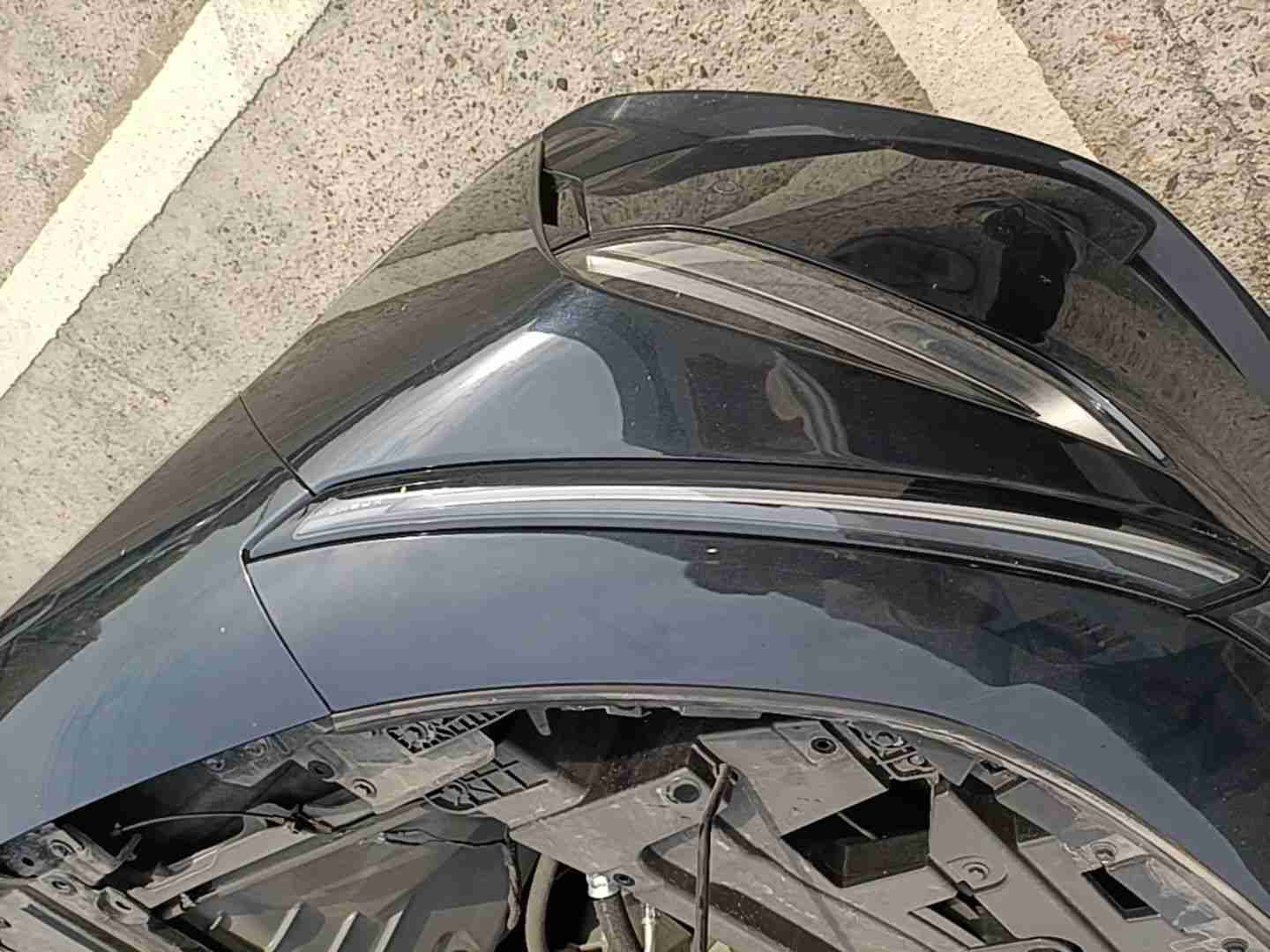 左前大灯更换痕迹实拍
