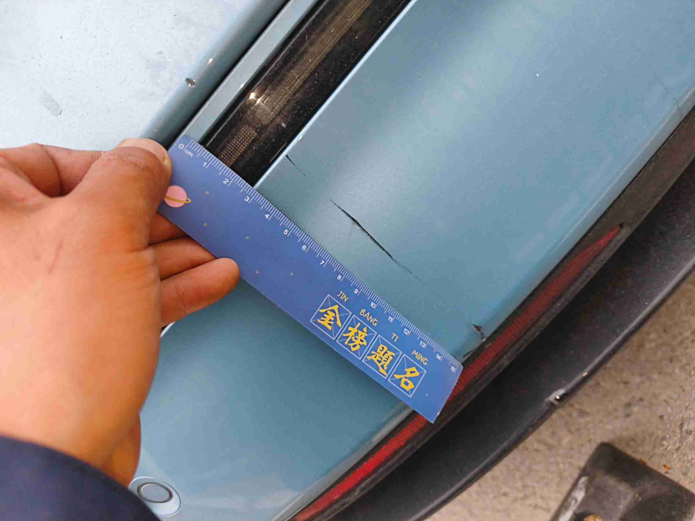 后保险杠漆面损伤实拍