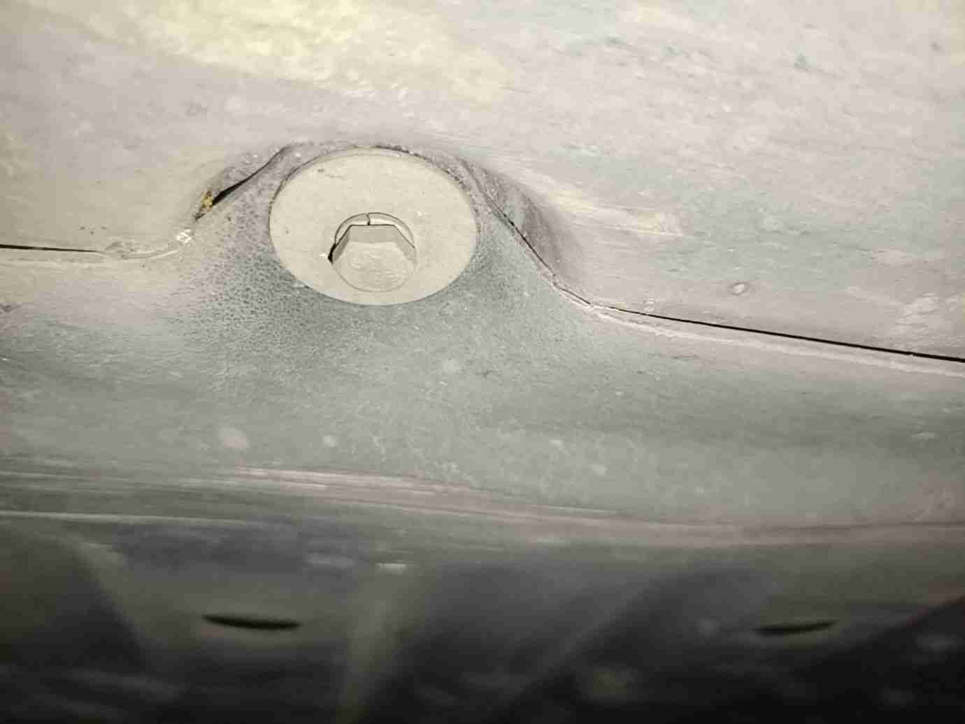 动力电池箱底护板剐蹭痕迹实拍