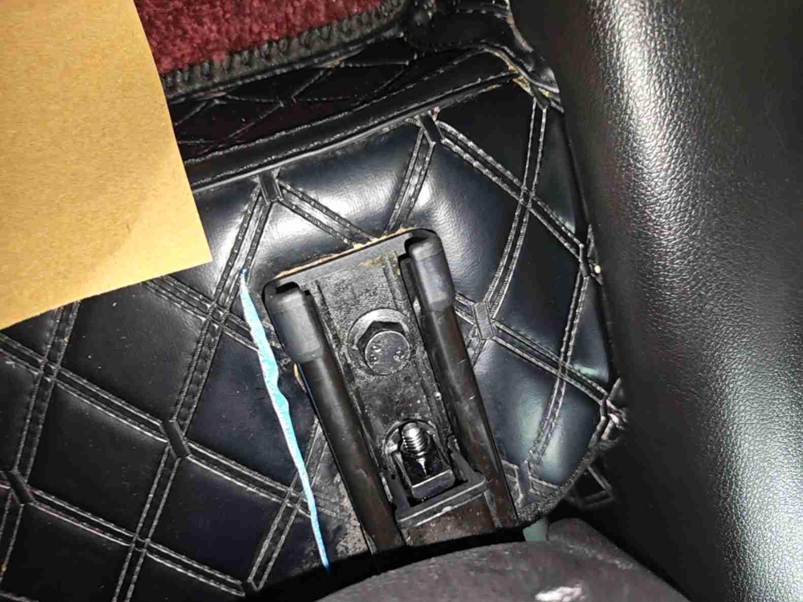 右前座椅滑轨安装螺丝拆卸痕迹实拍